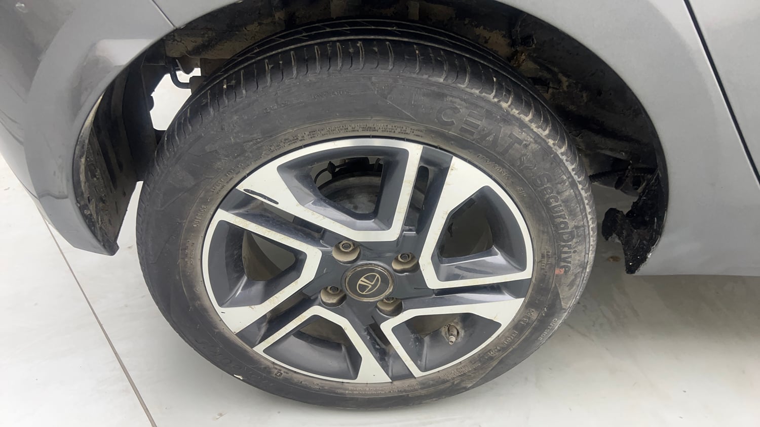 Used 2023 Tata Tiago XZA Plus Petrol Automatic tyres RIGHT REAR TYRE RIM VIEW