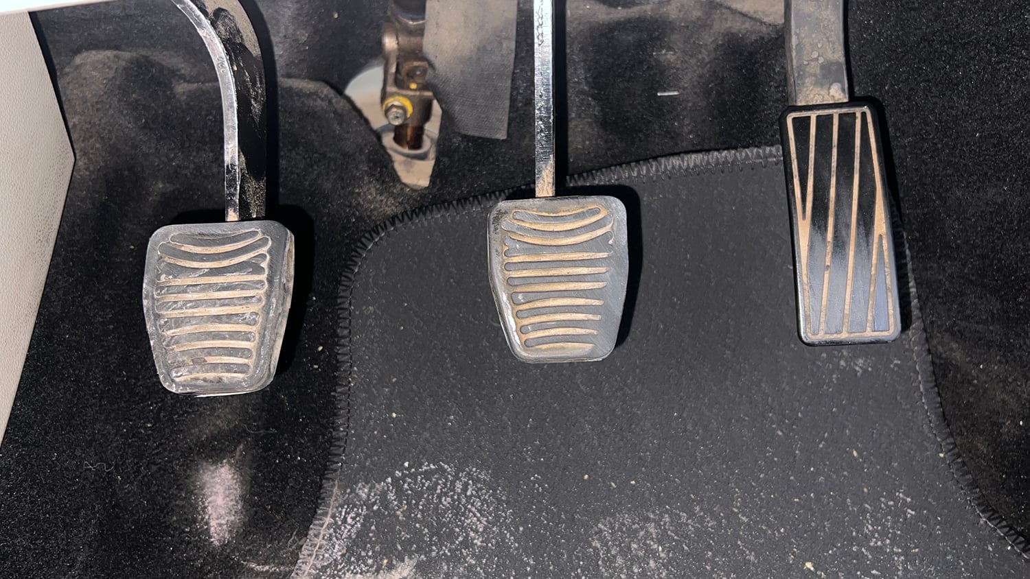 Used 2019 Mahindra XUV 300 1.5 W8 (O) Diesel Manual interior PEDALS VIEW