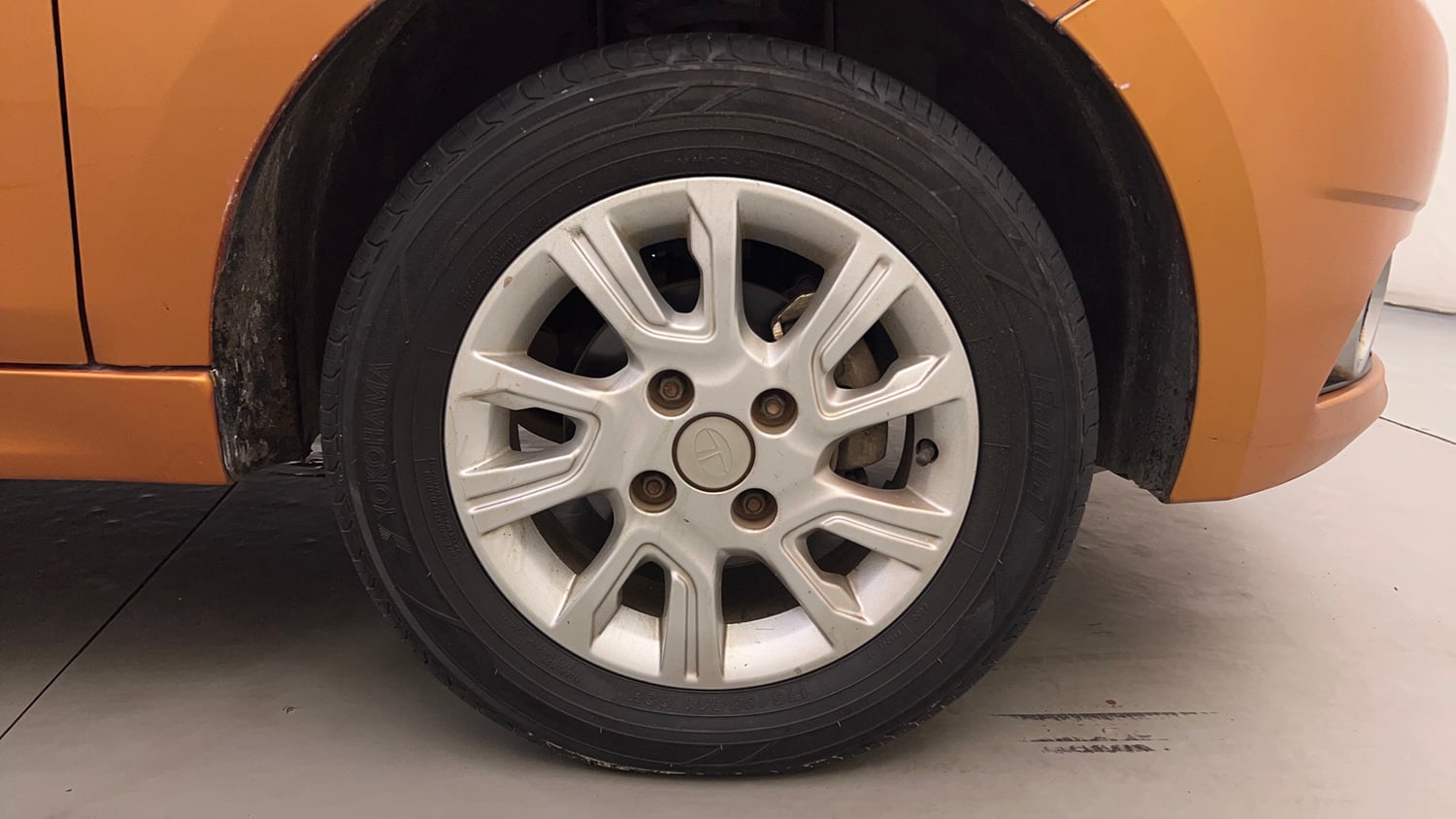 Used 2018 Tata Tiago Revotron XZ Petrol Manual tyres RIGHT FRONT TYRE RIM VIEW