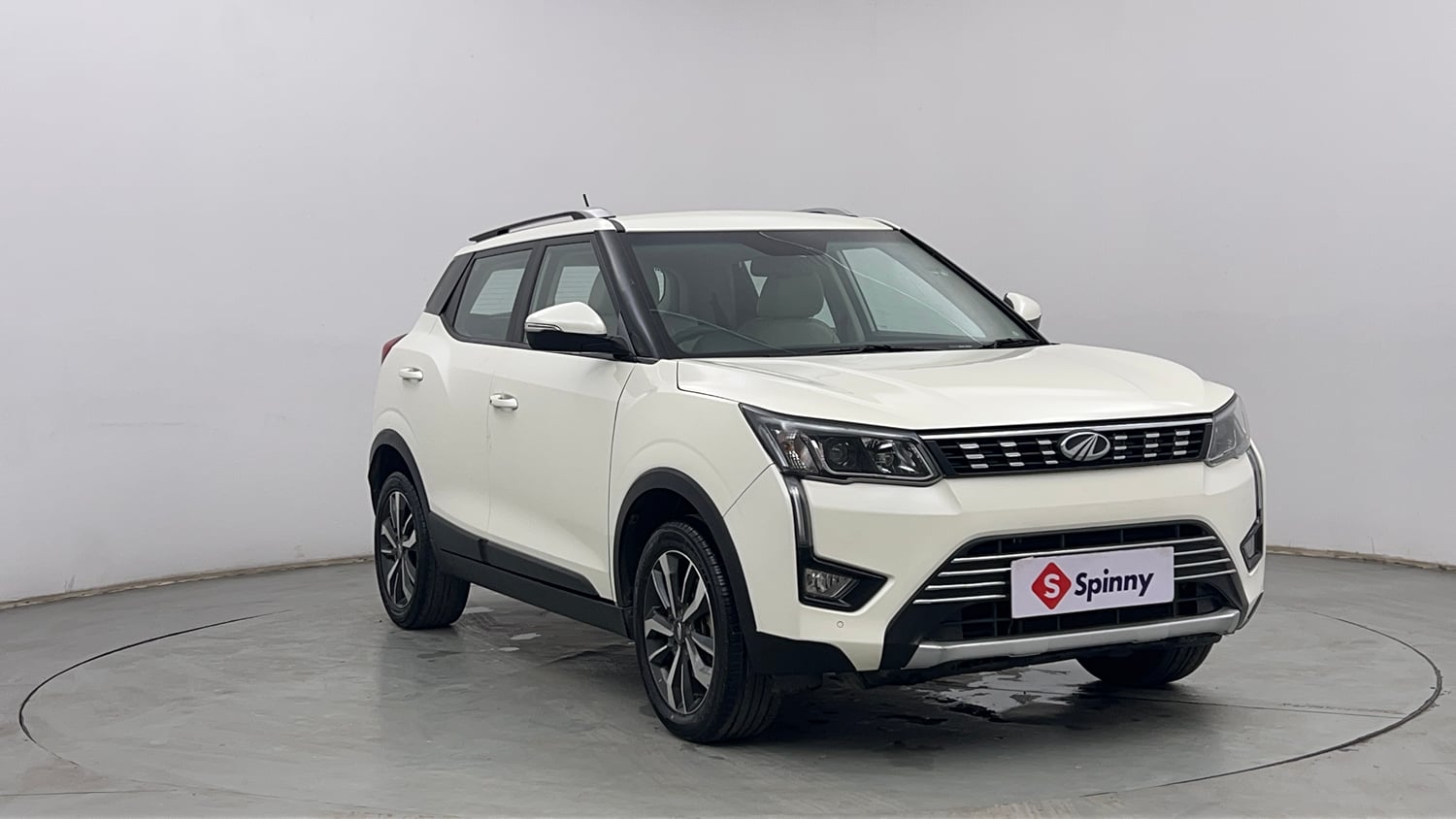 Used 2019 Mahindra XUV 300 1.5 W8 (O) Diesel Manual exterior RIGHT FRONT CORNER VIEW