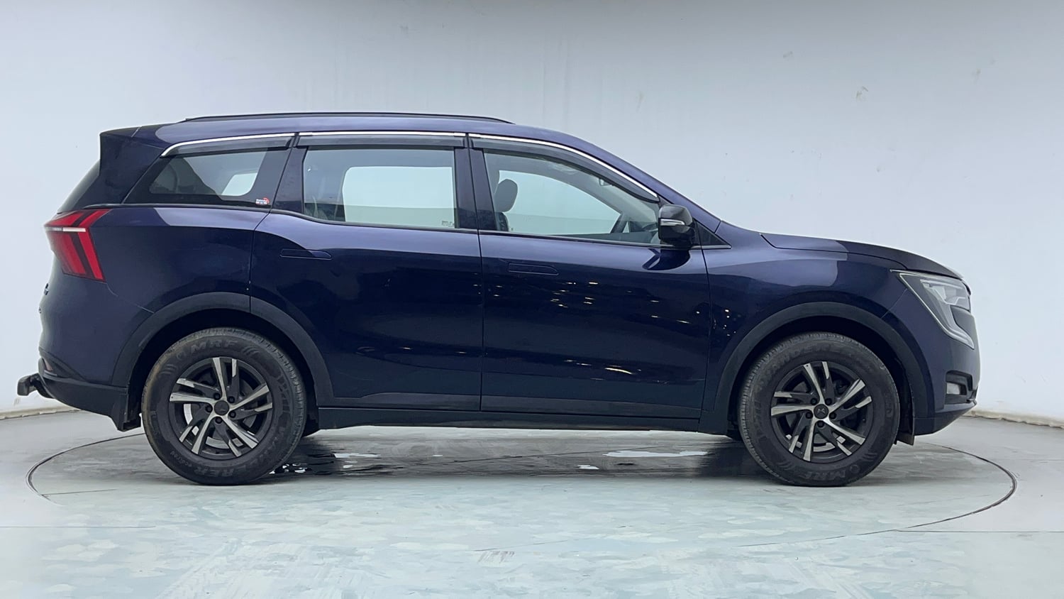Used 2022 Mahindra XUV700 AX 5 Diesel MT 7 STR Diesel Manual exterior RIGHT SIDE VIEW