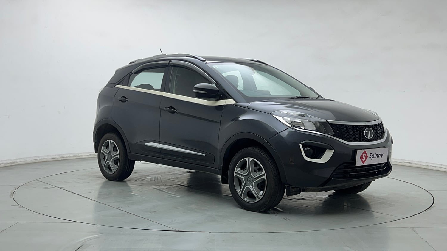 Used 2018 Tata Nexon XM Petrol Manual exterior RIGHT FRONT CORNER VIEW