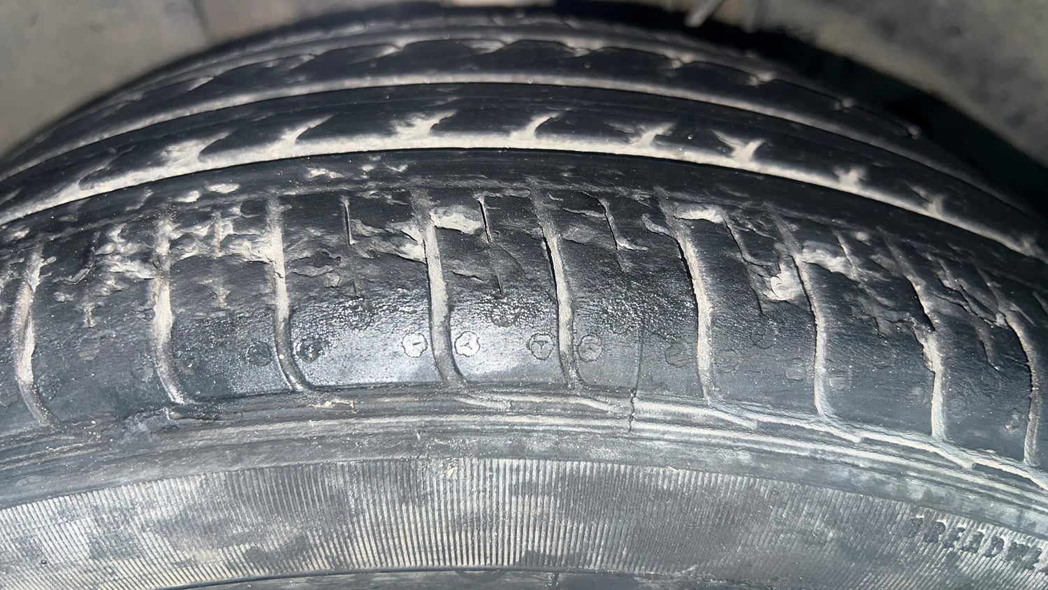 Used 2023 Tata Tiago XZA Plus Petrol Automatic tyres RIGHT FRONT TYRE TREAD VIEW