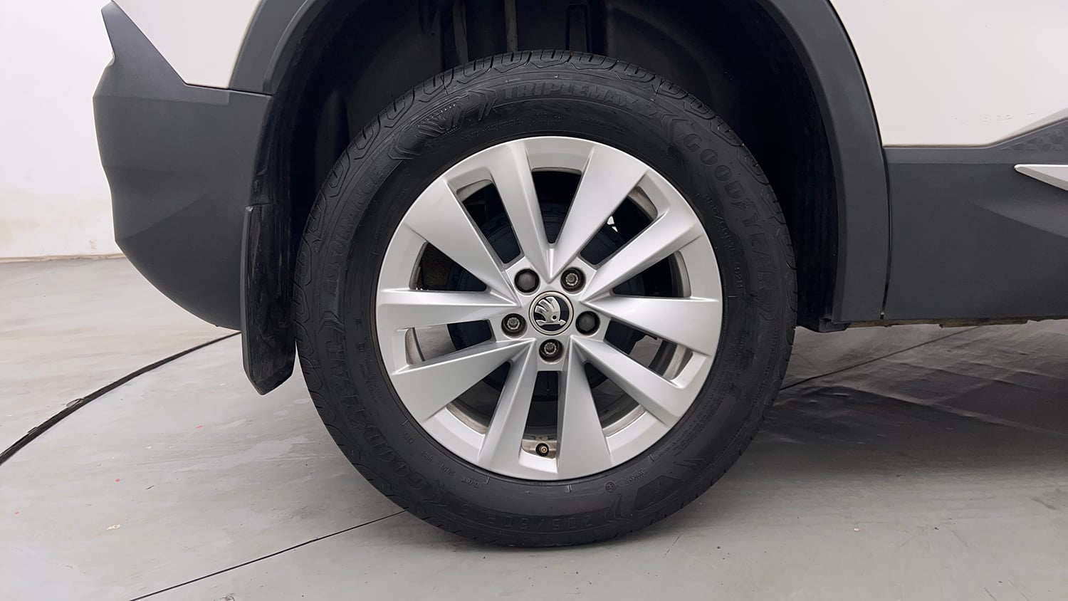 Used 2025 Skoda Kylaq Signature Plus AT Petrol Automatic tyres RIGHT REAR TYRE RIM VIEW