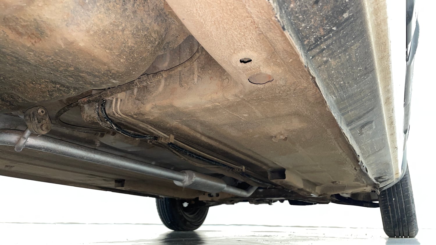 Used 2015 Renault Kwid RXT Petrol Manual extra REAR RIGHT UNDERBODY VIEW
