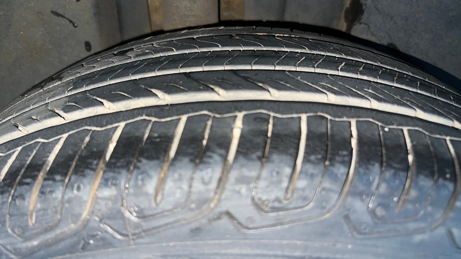 Used 2023 Volkswagen Virtus Highline 1.0 TSI AT Petrol Automatic tyres RIGHT REAR TYRE TREAD VIEW