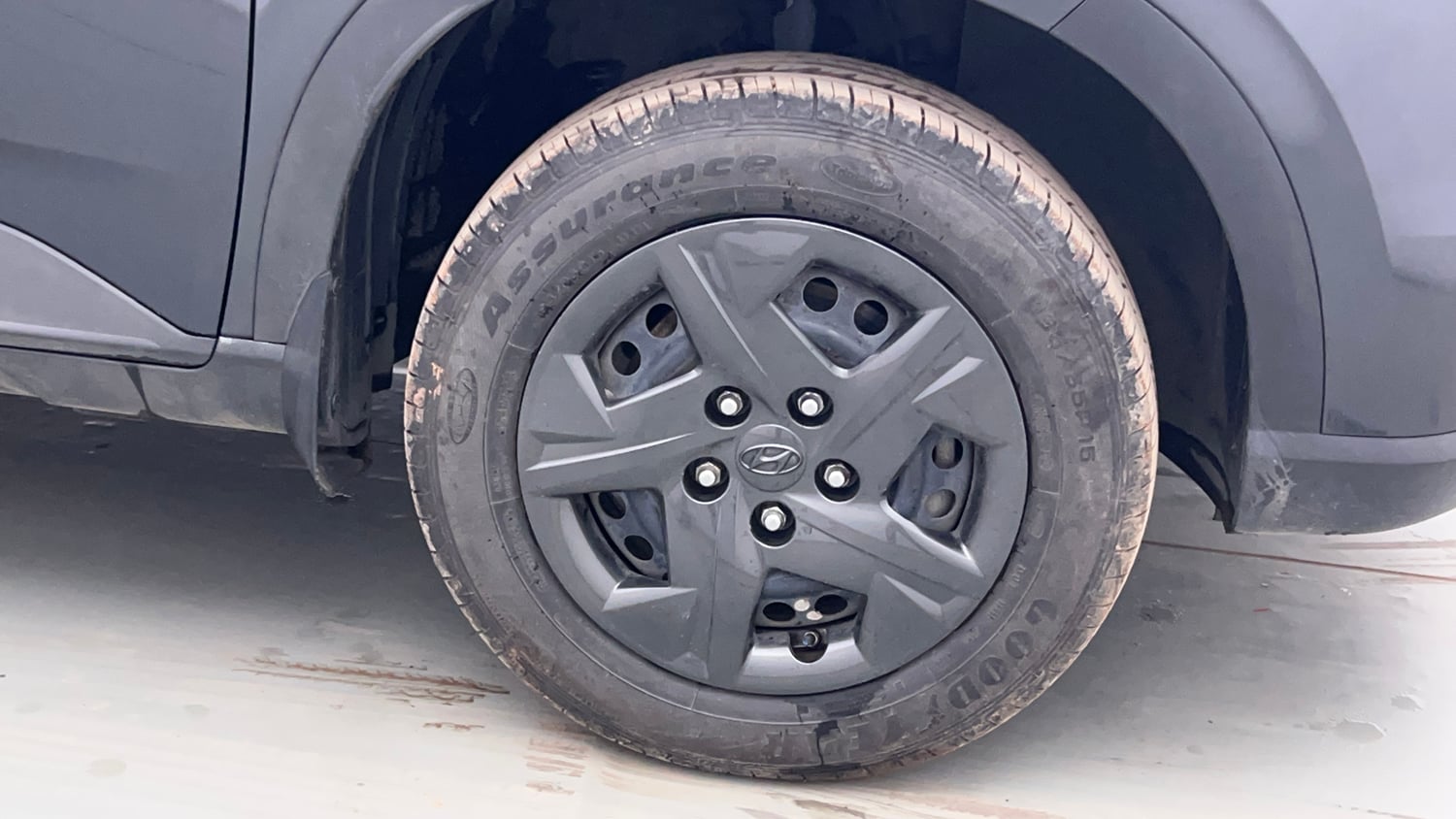 Used 2025 Hyundai Venue S 1.2 Petrol Petrol Manual tyres RIGHT FRONT TYRE RIM VIEW
