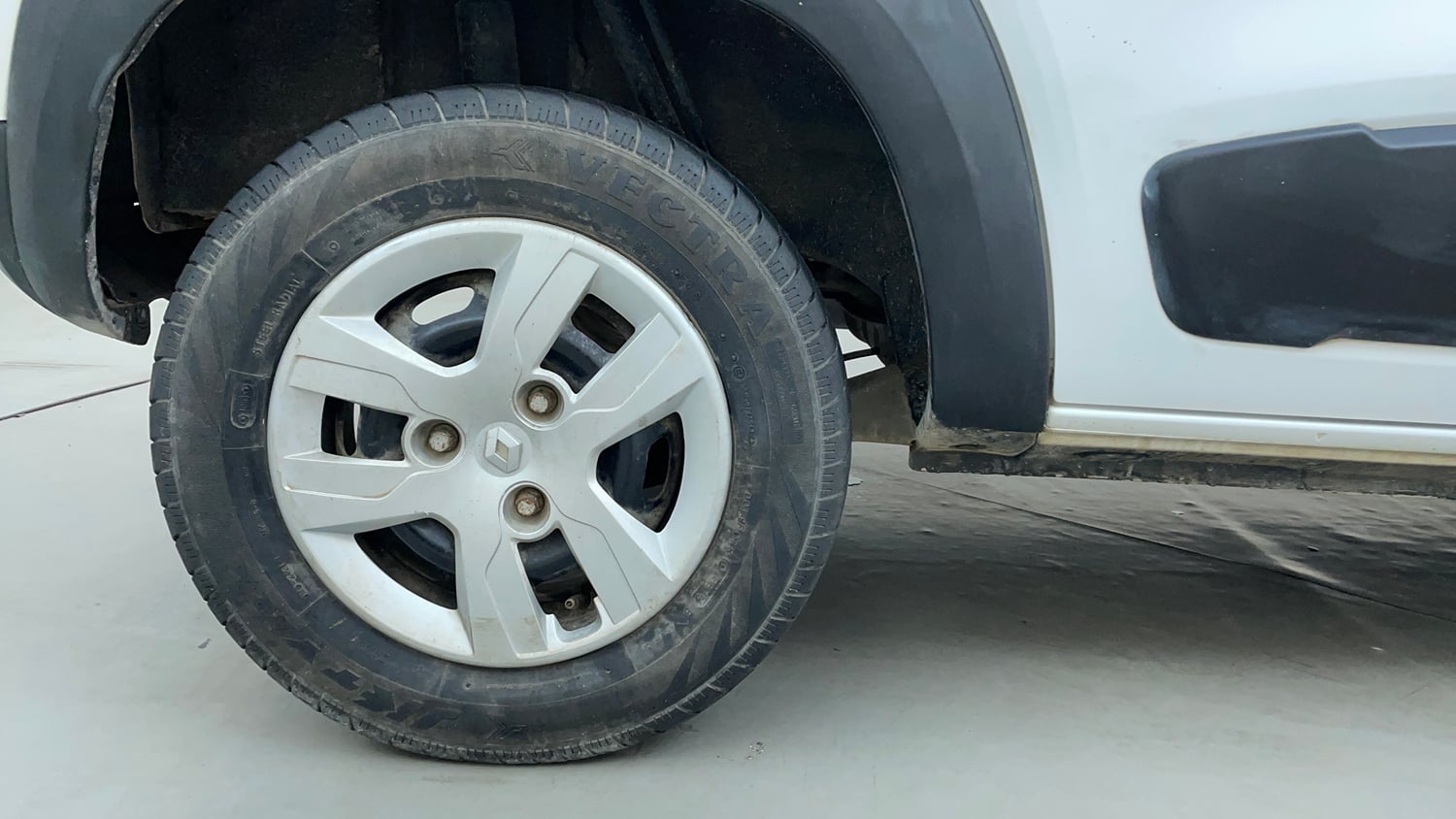 Used 2015 Renault Kwid RXT Petrol Manual tyres RIGHT REAR TYRE RIM VIEW