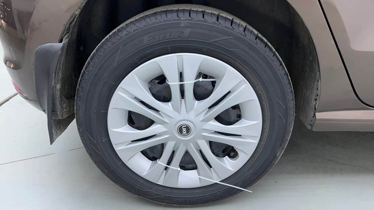 Used 2017 Volkswagen Polo Comfortline 1.2L (P) Petrol Manual tyres RIGHT REAR TYRE RIM VIEW