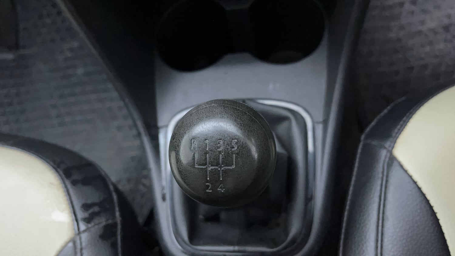 Used 2020 Volkswagen Ameo Trendline 1.5L (D) Diesel Manual interior GEAR  KNOB VIEW