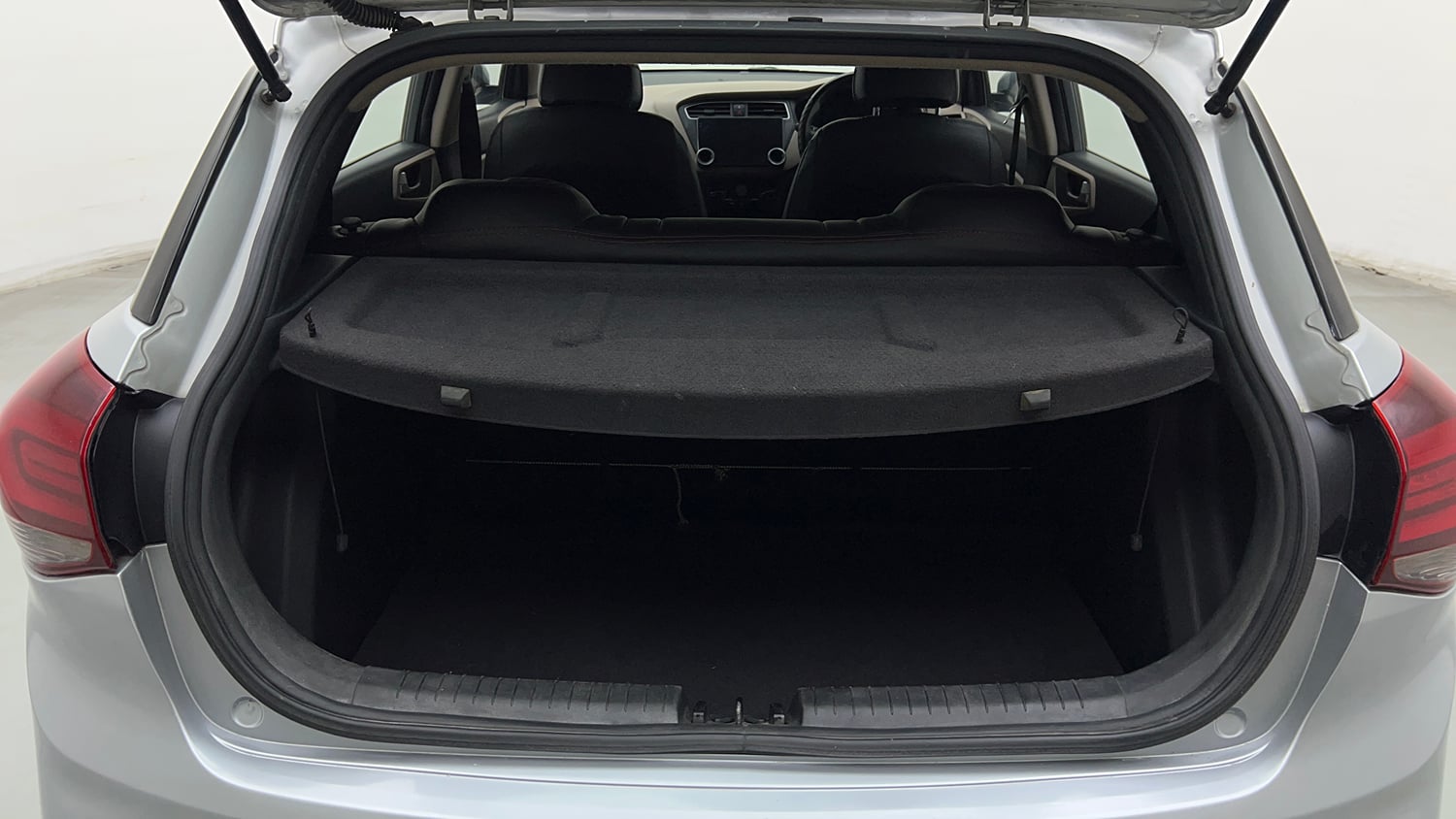 Used 2019 Hyundai Elite i20 Magna Executive 1.2 Petrol Manual interior DICKY INSIDE VIEW