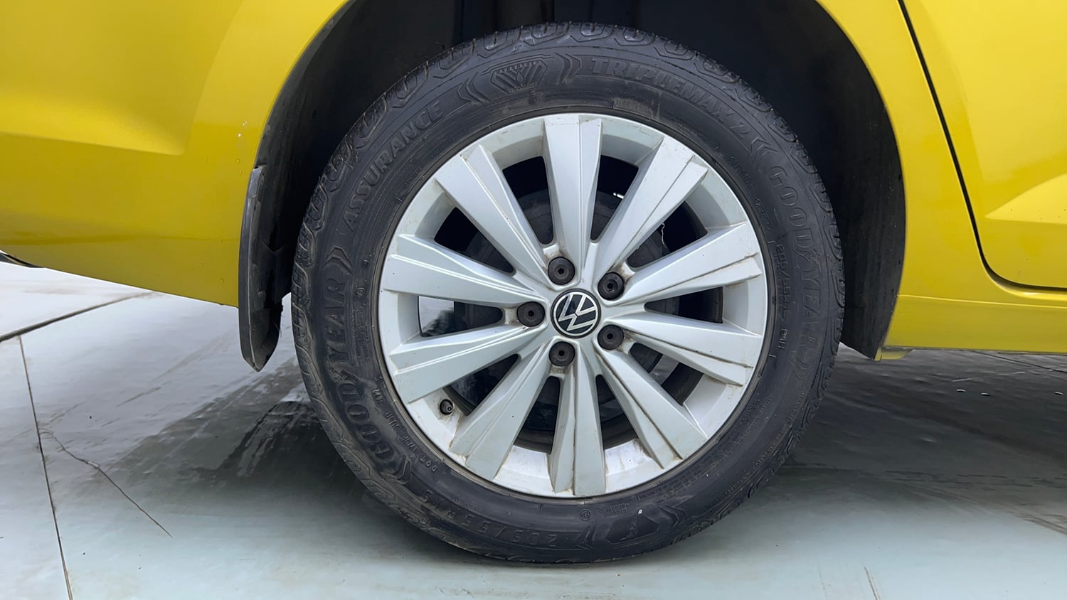 Used 2023 Volkswagen Virtus Highline 1.0 TSI AT Petrol Automatic tyres RIGHT REAR TYRE RIM VIEW