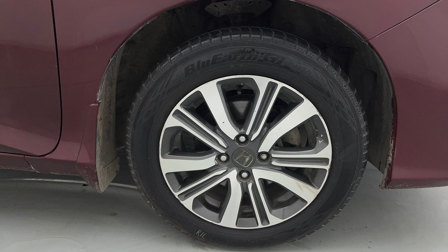 Used 2017 Honda City V Petrol Petrol Manual tyres RIGHT FRONT TYRE RIM VIEW