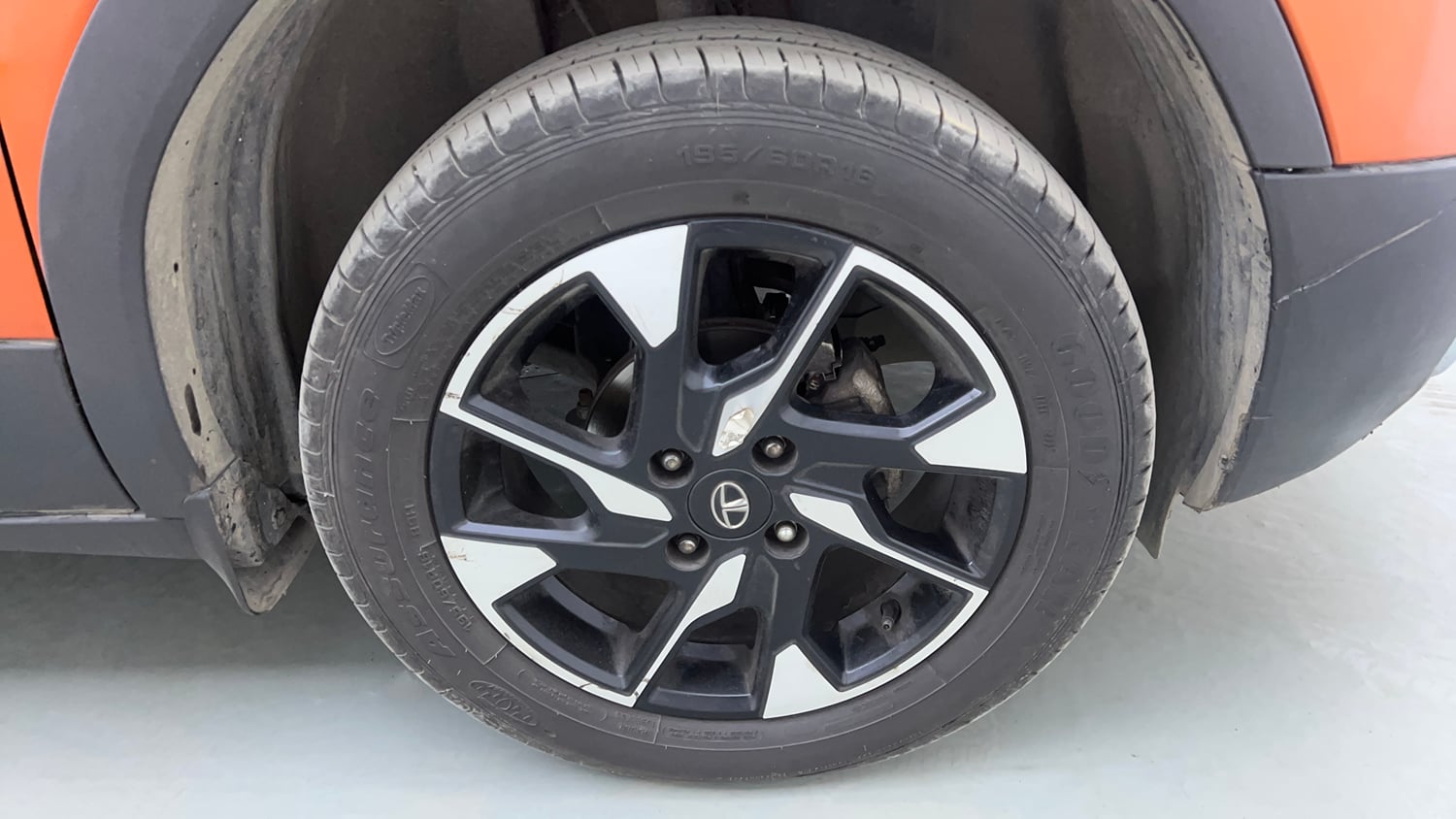 Used 2023 Tata Punch Creative Dual Tone AMT Petrol Automatic tyres RIGHT FRONT TYRE RIM VIEW