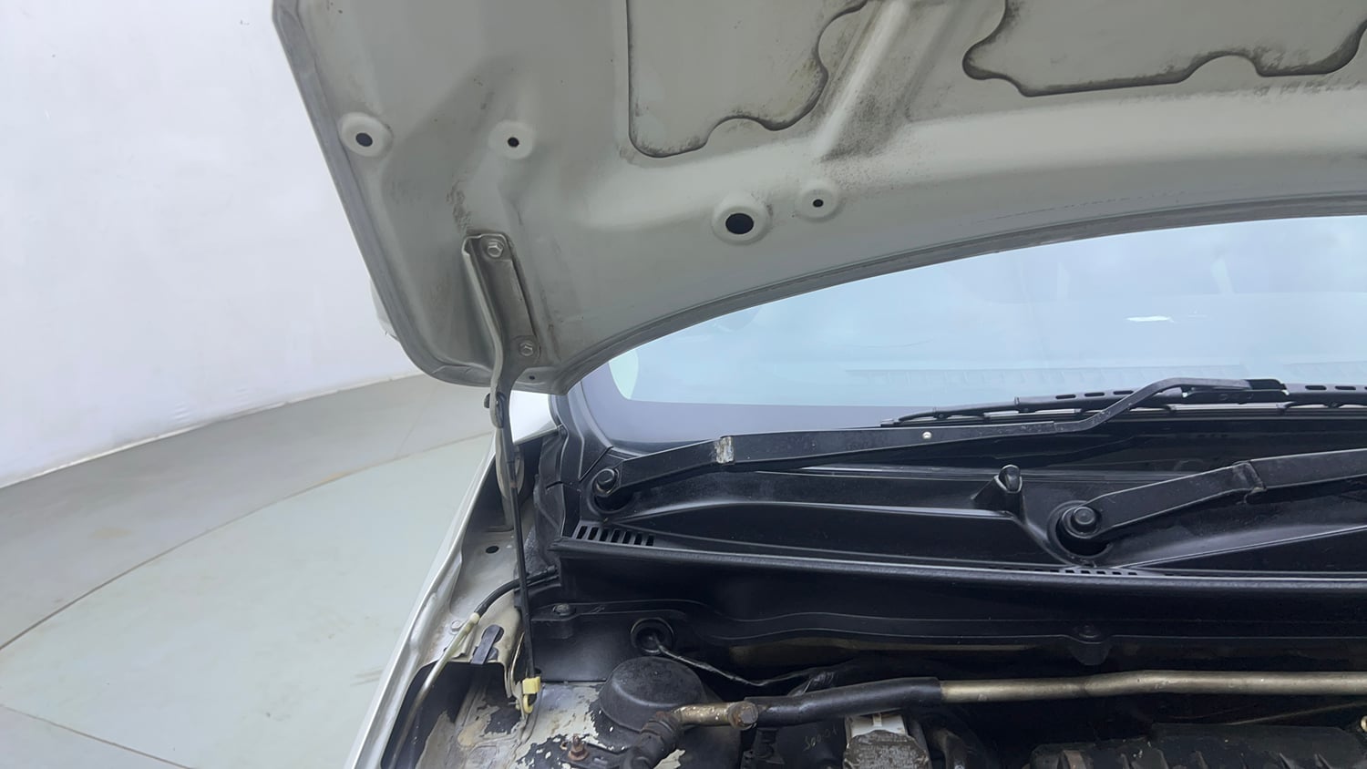Used 2016 Maruti Suzuki Celerio ZXi AMT Petrol Automatic engine ENGINE RIGHT SIDE HINGE & APRON VIEW