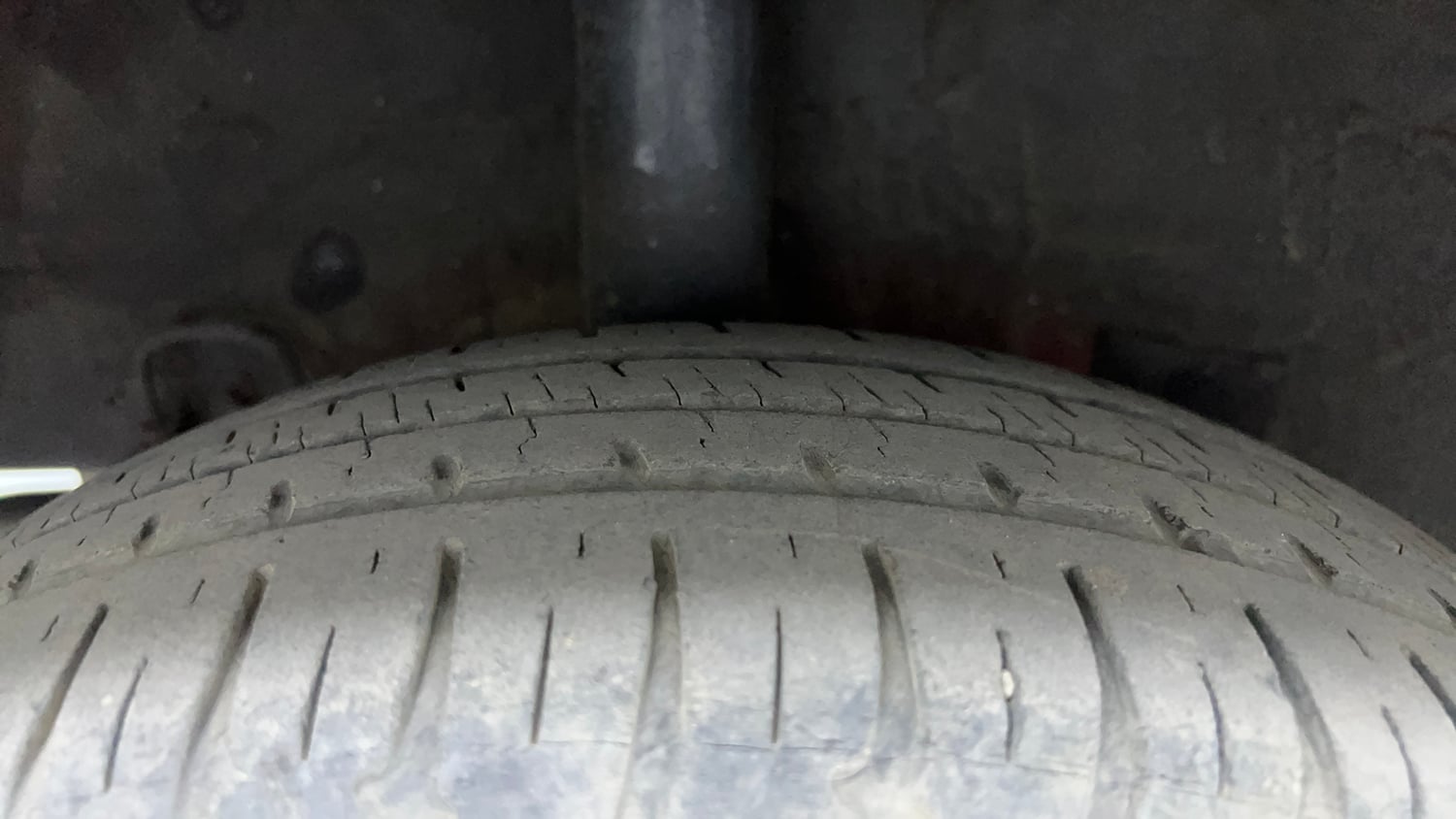 Used 2017 Hyundai Grand i10 Magna AT 1.2 Kappa VTVT Petrol Automatic tyres RIGHT REAR TYRE TREAD VIEW