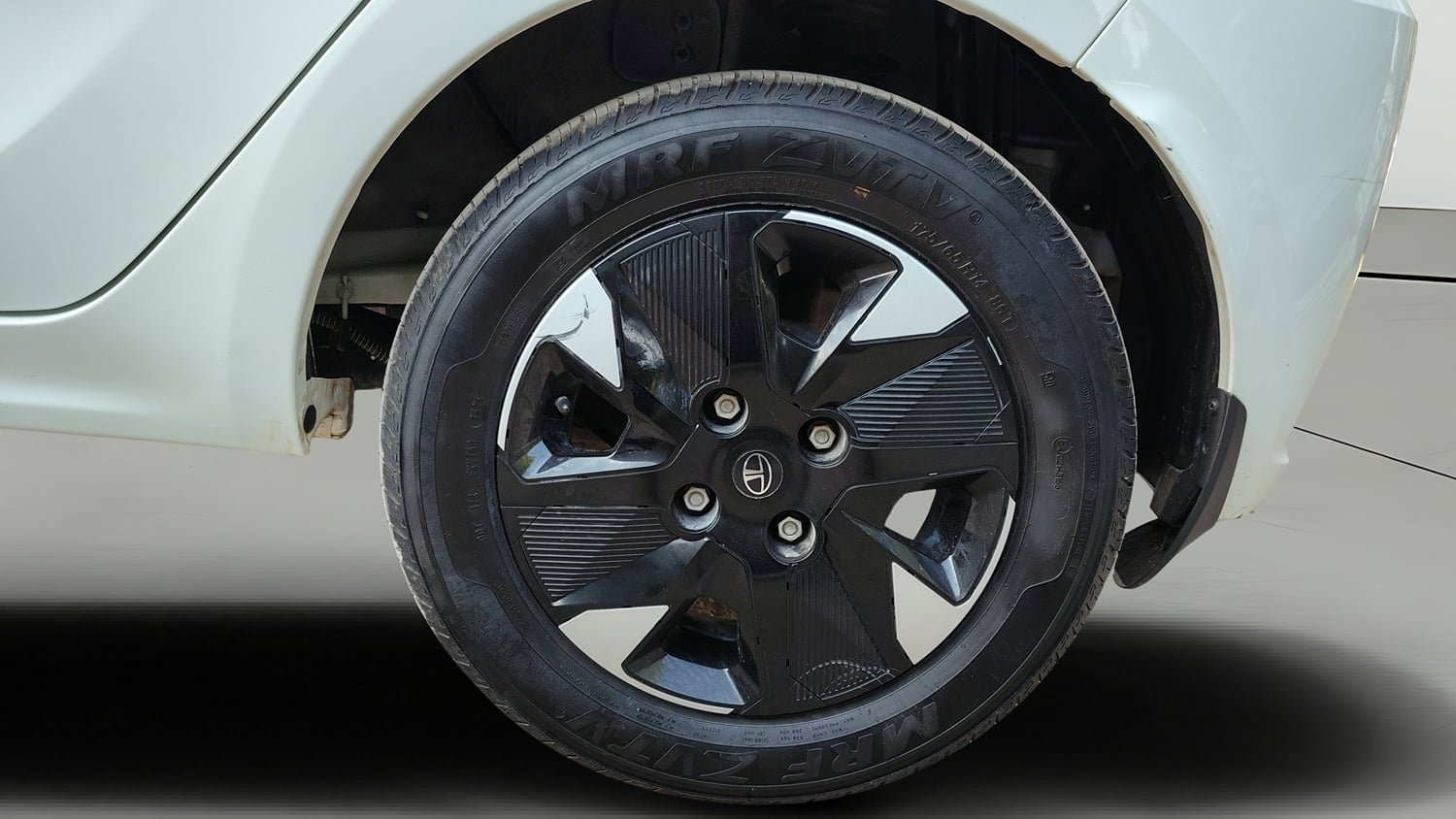 Used 2025 Tata Tiago XT Petrol Manual tyres LEFT REAR TYRE RIM VIEW
