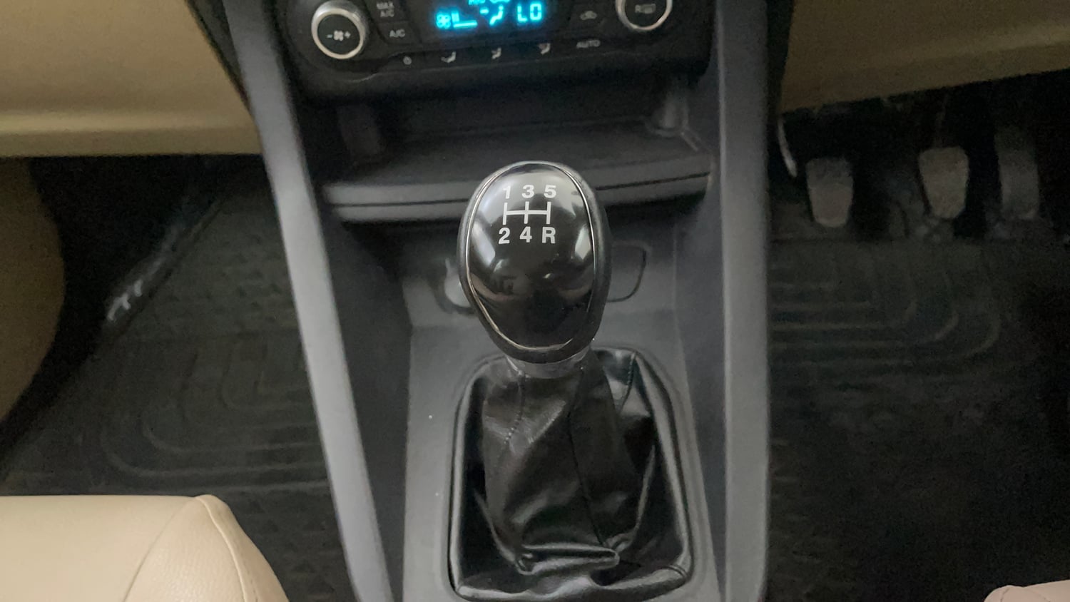 Used 2016 Ford Figo Aspire Titanium 1.2 Ti-VCT Petrol Manual interior GEAR  KNOB VIEW