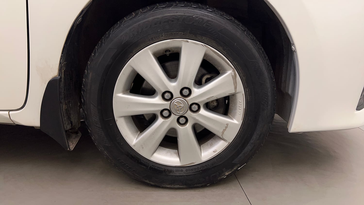 Used 2015 Toyota Corolla Altis G Petrol Petrol Manual tyres RIGHT FRONT TYRE RIM VIEW