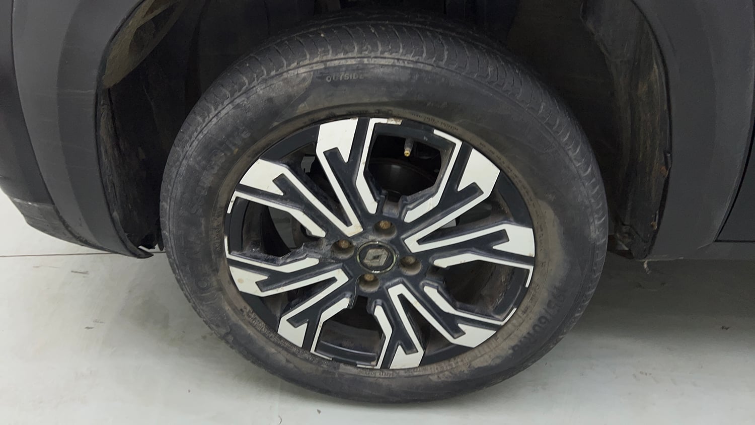 Used 2023 Renault Kiger RXZ MT Petrol Manual tyres LEFT FRONT TYRE RIM VIEW