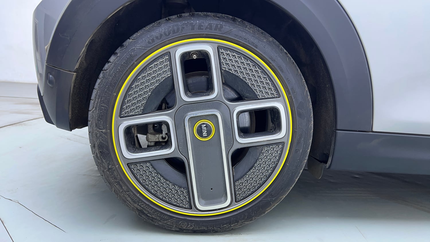 Used 2023 Mini Cooper SE 3-Door Electric Automatic tyres RIGHT REAR TYRE RIM VIEW