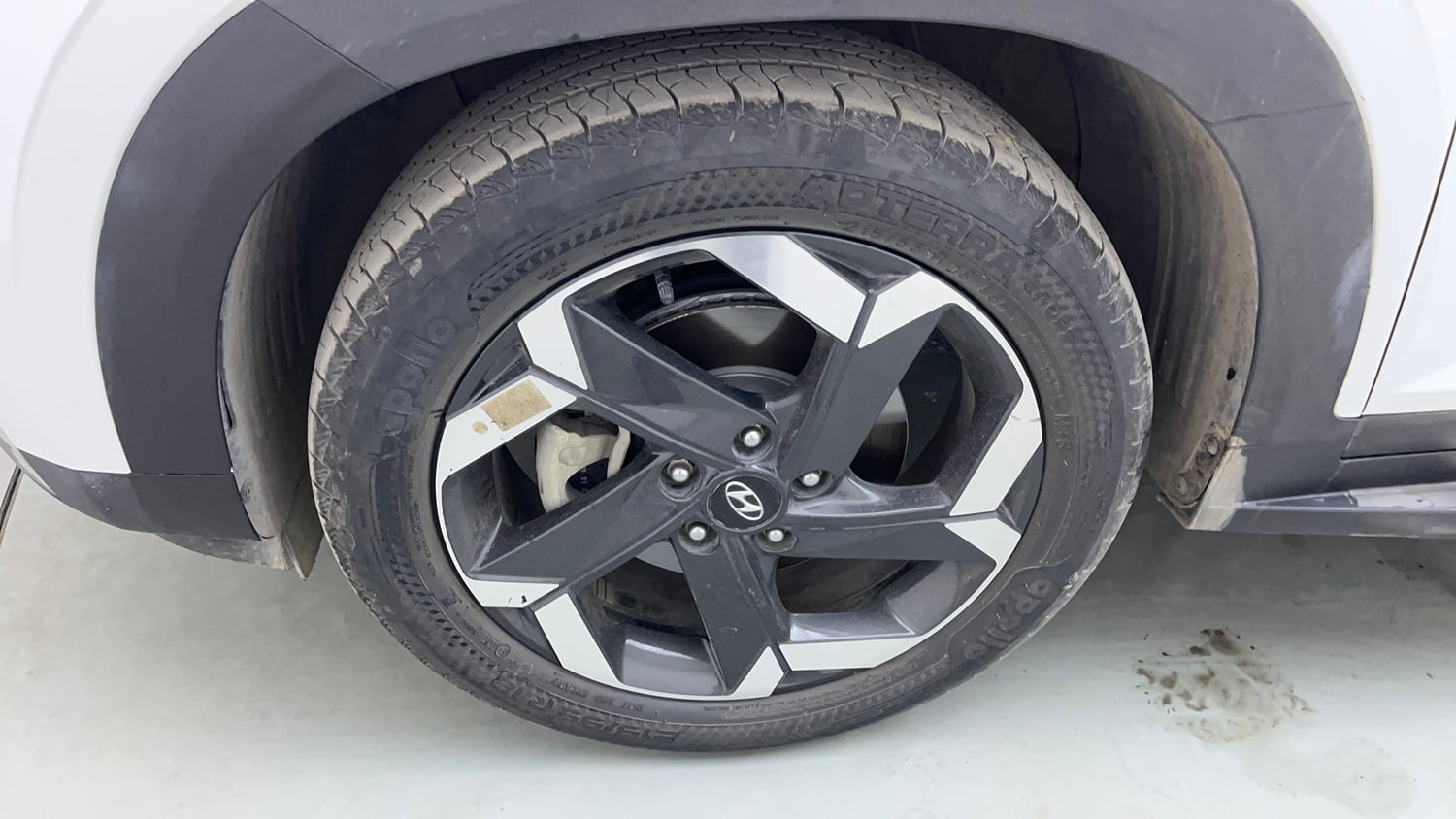 Used 2022 Hyundai Alcazar Platinum (O) 7 Seater 1.5 Diesel AT Diesel Automatic tyres LEFT FRONT TYRE RIM VIEW