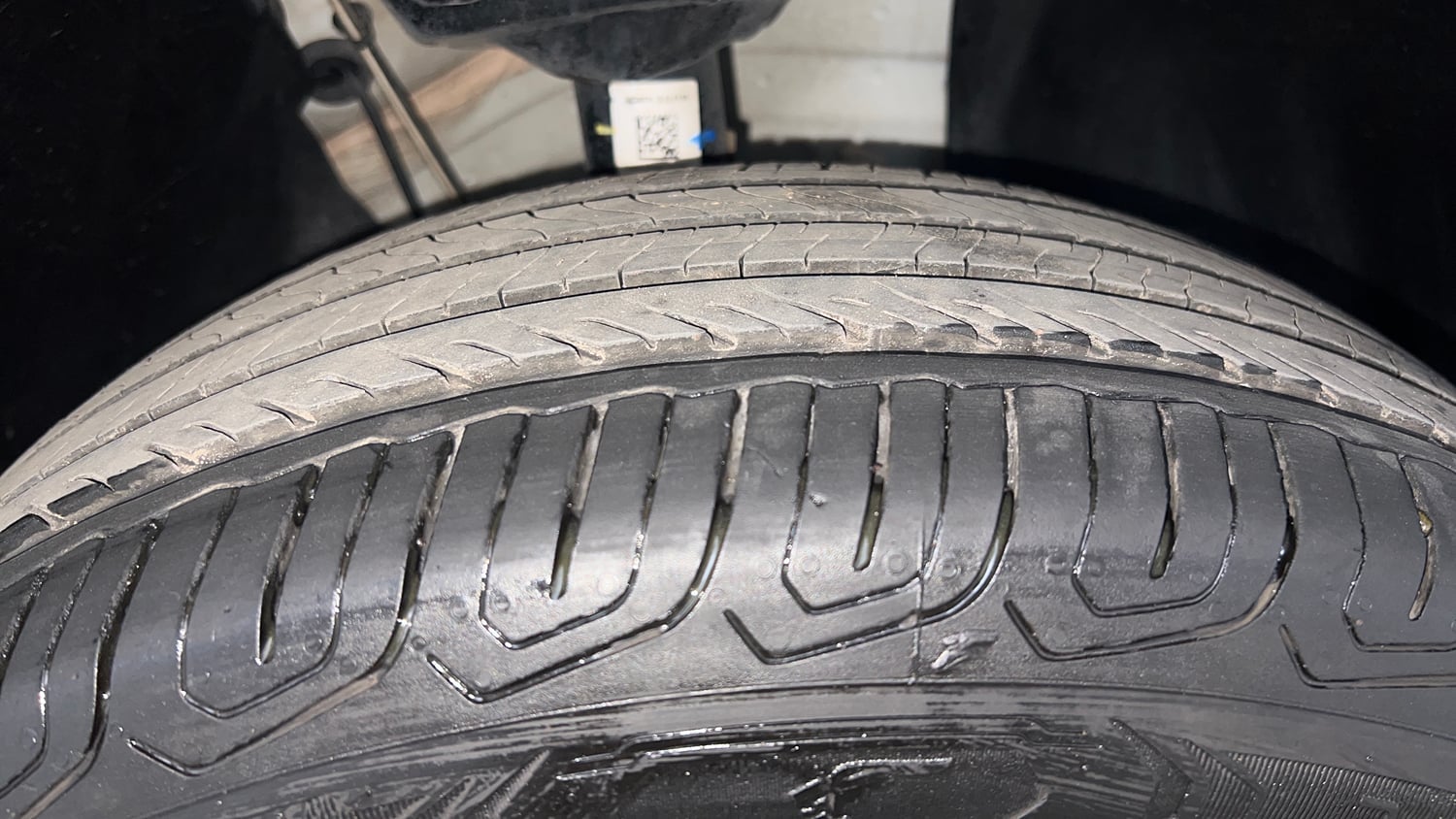 Used 2025 Skoda Kylaq Signature Plus AT Petrol Automatic tyres RIGHT FRONT TYRE TREAD VIEW