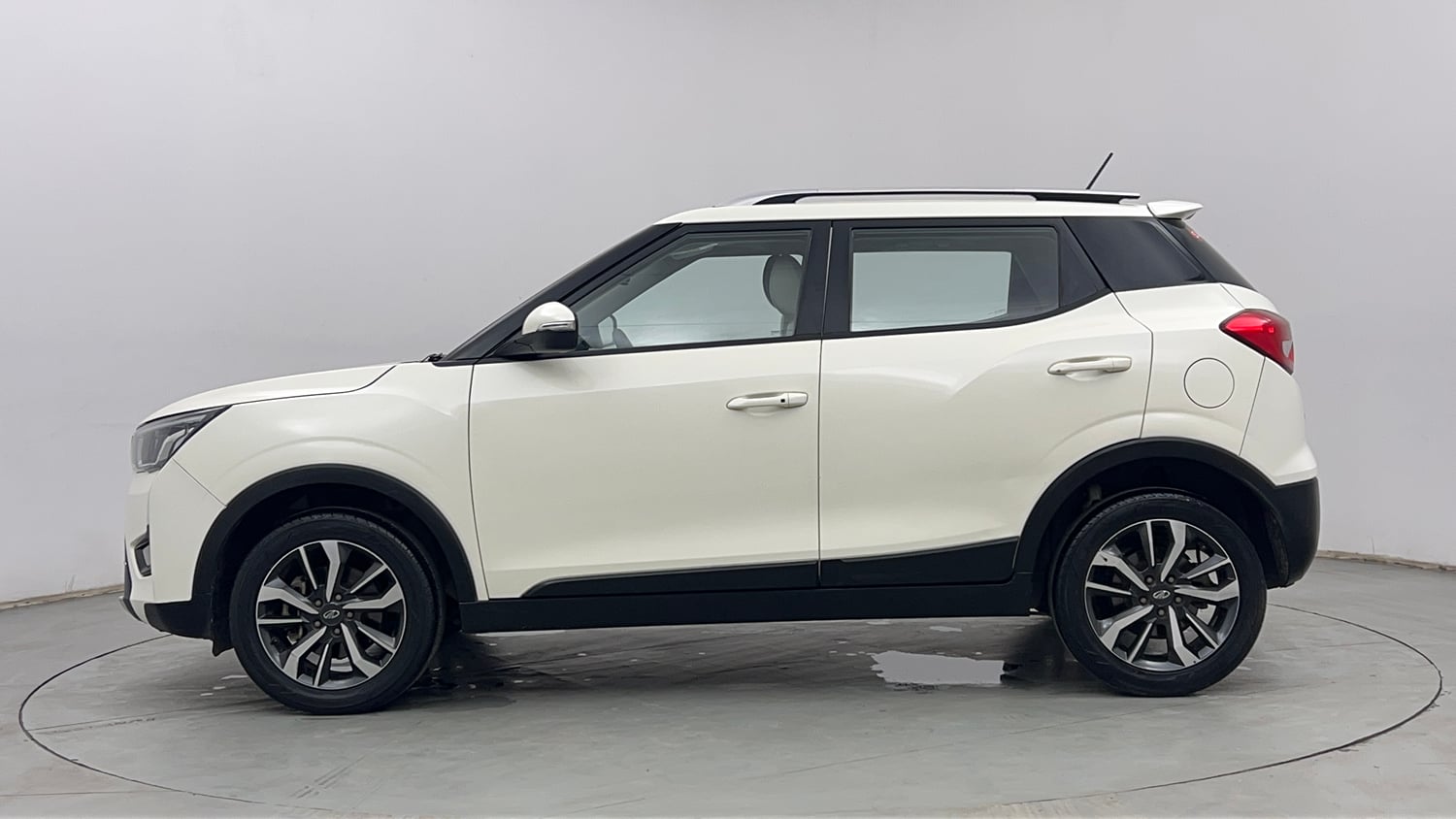 Used 2019 Mahindra XUV 300 1.5 W8 (O) Diesel Manual exterior LEFT SIDE VIEW