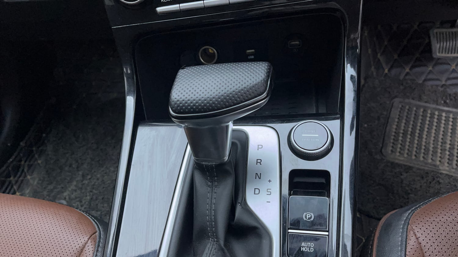 Used 2022 Hyundai Alcazar Platinum (O) 7 Seater 1.5 Diesel AT Diesel Automatic interior GEAR  KNOB VIEW