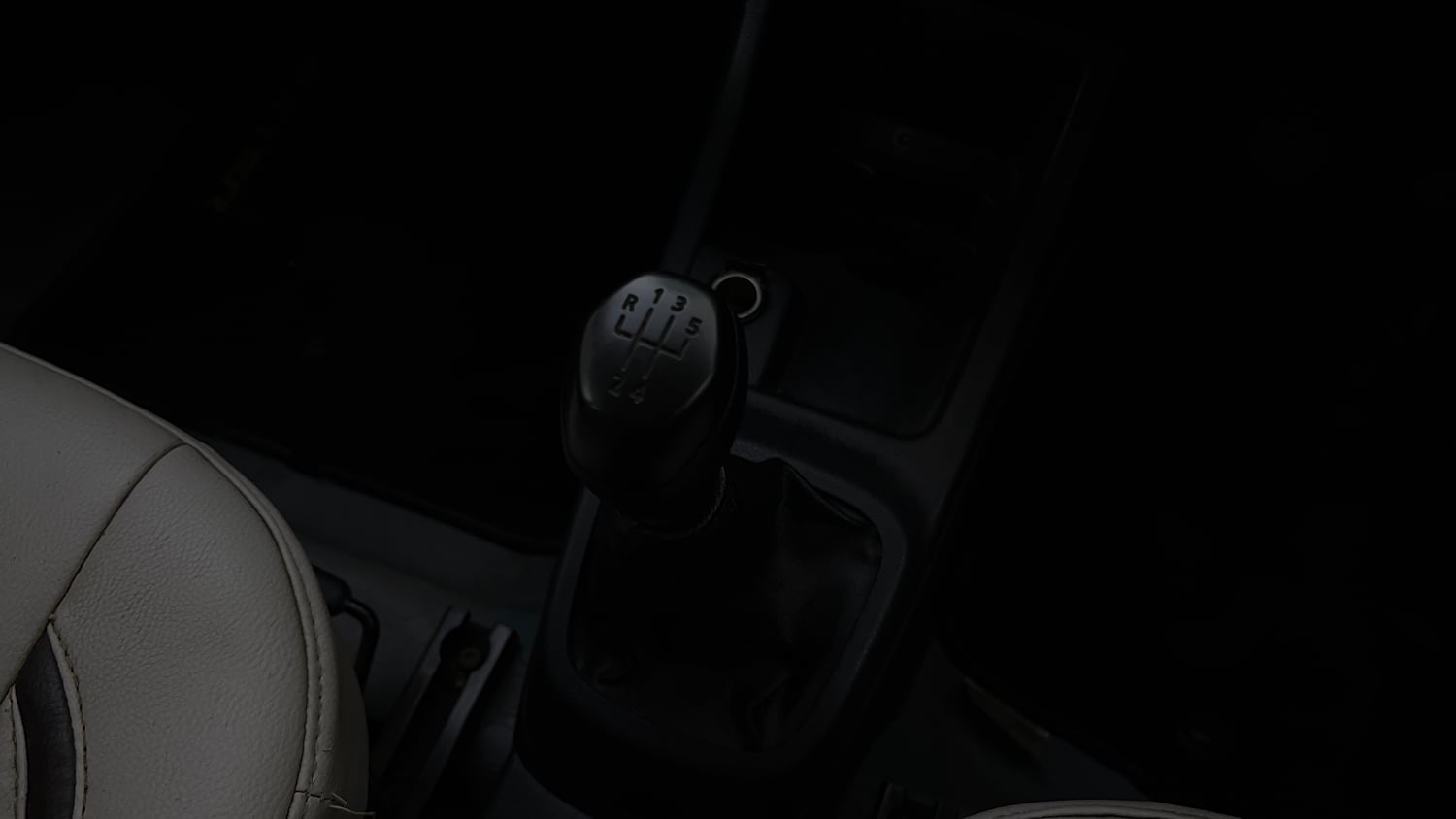 Used 2017 Renault Kwid 1.0 RXT Petrol Manual interior GEAR  KNOB VIEW