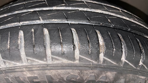 Used 2024 Renault Kwid RXT 1.0L AMT Petrol Automatic tyres RIGHT FRONT TYRE TREAD VIEW