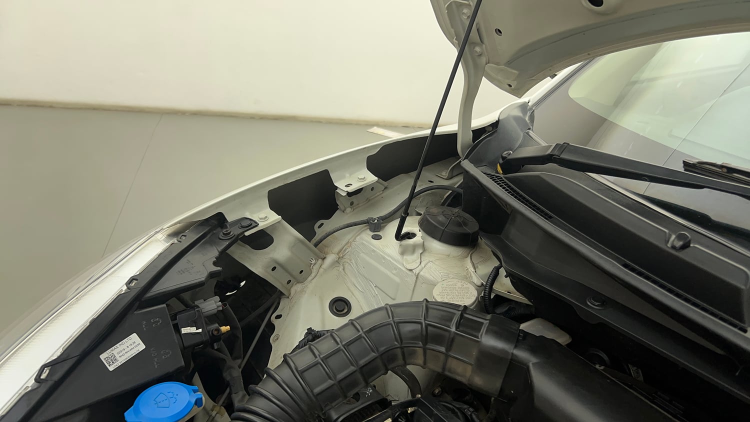 Used 2019 Maruti Suzuki Dzire VXi Petrol Manual engine ENGINE RIGHT SIDE HINGE & APRON VIEW
