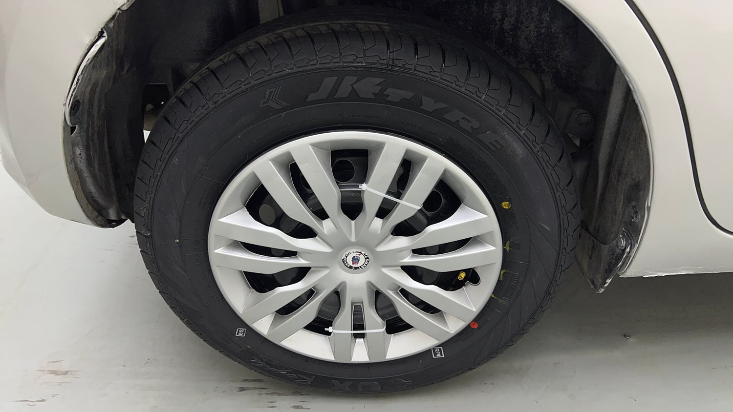 Used 2021 Maruti Suzuki Swift VXi AMT Petrol Automatic tyres RIGHT REAR TYRE RIM VIEW