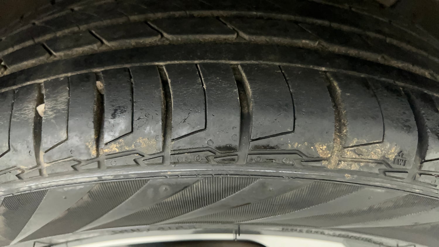 Used 2024 Hyundai Alcazar Signature (O) 7 STR 1.5 Petrol DCT Petrol Automatic tyres RIGHT FRONT TYRE TREAD VIEW
