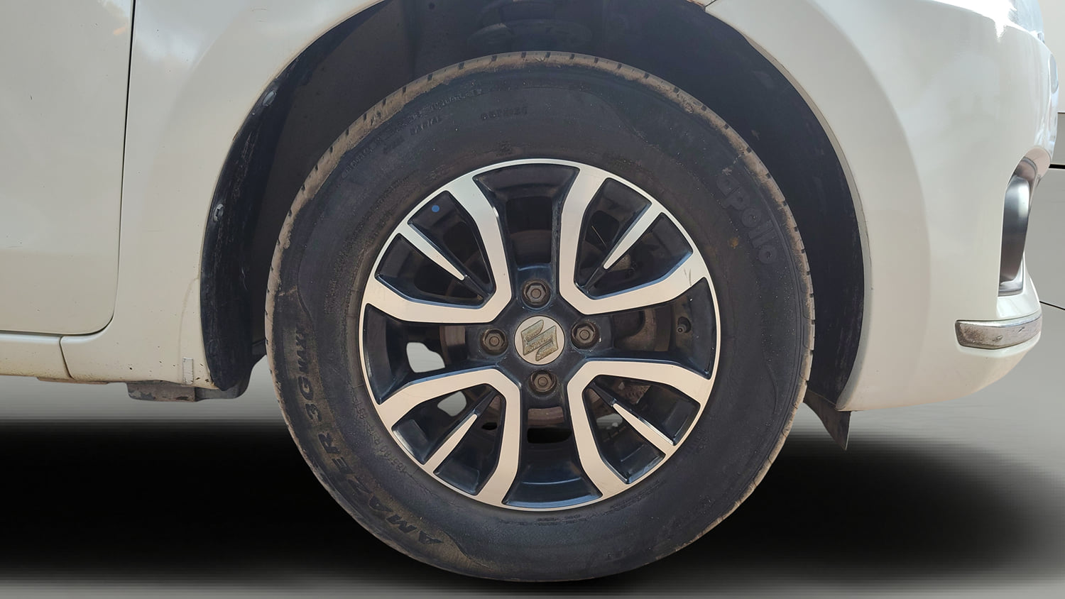 Used 2020 Maruti Suzuki Dzire VXi AMT Petrol Automatic tyres RIGHT FRONT TYRE RIM VIEW
