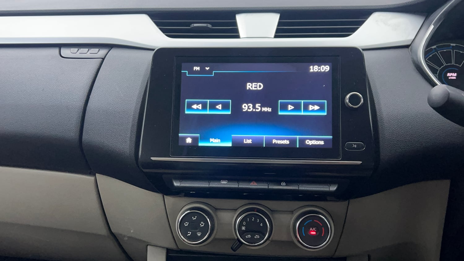 Used 2020 Renault Triber RXZ EASY-R AMT Petrol Automatic interior MUSIC SYSTEM & AC CONTROL VIEW