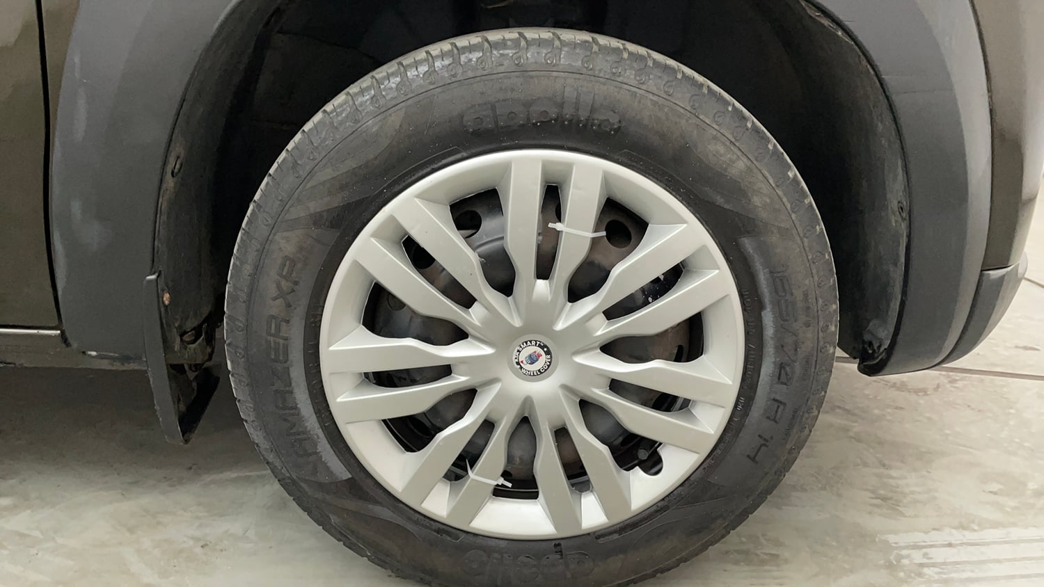 Used 2020 Renault Kwid RXT Petrol Manual tyres RIGHT FRONT TYRE RIM VIEW