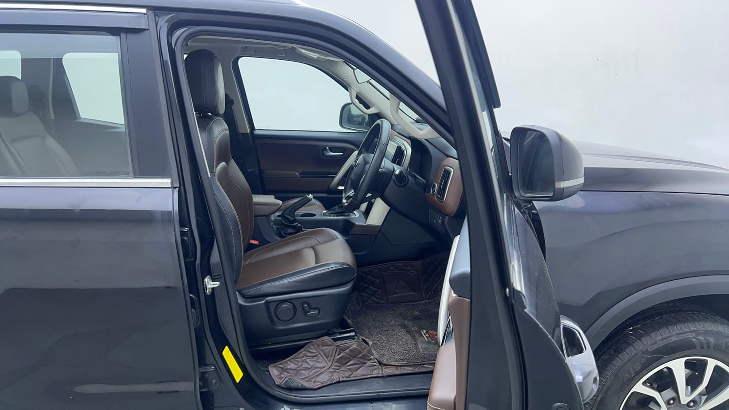 Used 2022 Mahindra Scorpio N Z8 L Petrol AT 7 STR Petrol Automatic interior RIGHT SIDE FRONT DOOR CABIN VIEW