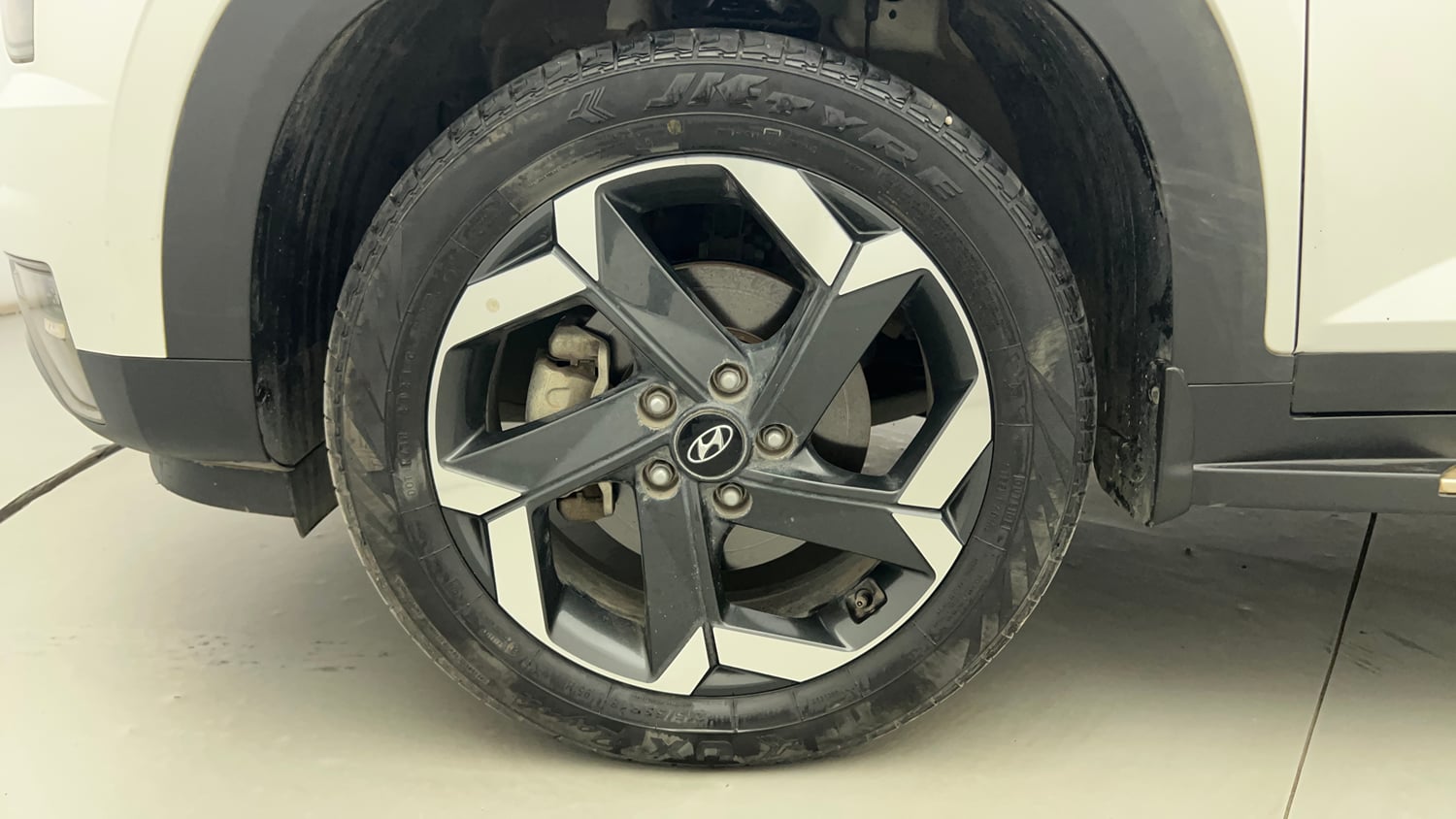 Used 2024 Hyundai Alcazar Signature (O) 7 STR 1.5 Petrol DCT Petrol Automatic tyres LEFT FRONT TYRE RIM VIEW