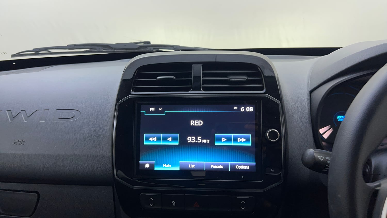 Used 2021 Renault Kwid RXT 1.0 AMT (O) Petrol Automatic top_features Touch screen infotainment system