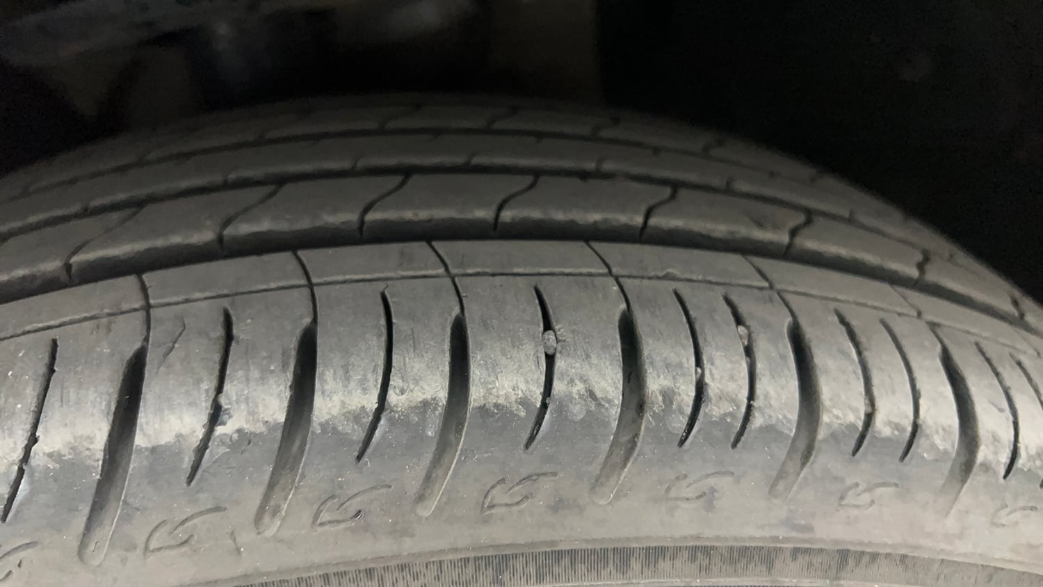 Used 2024 Mahindra XUV700 AX7 Luxury Pack Petrol AT 7 STR Petrol Automatic tyres LEFT FRONT TYRE TREAD VIEW