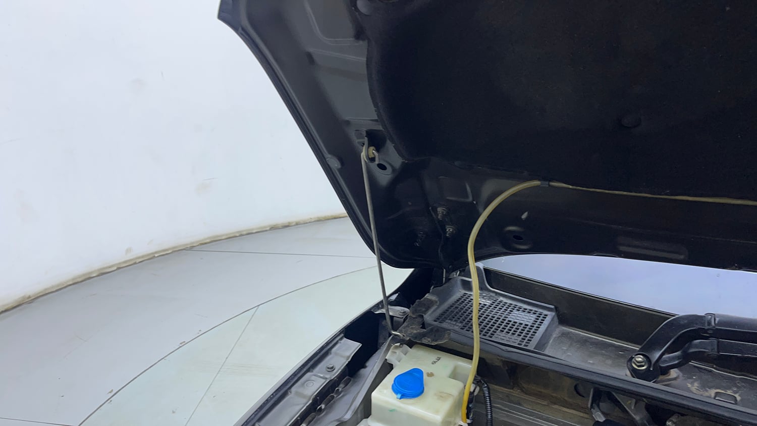 Used 2018 Renault Kwid 1.0 RXT AMT Petrol Automatic engine ENGINE RIGHT SIDE HINGE & APRON VIEW