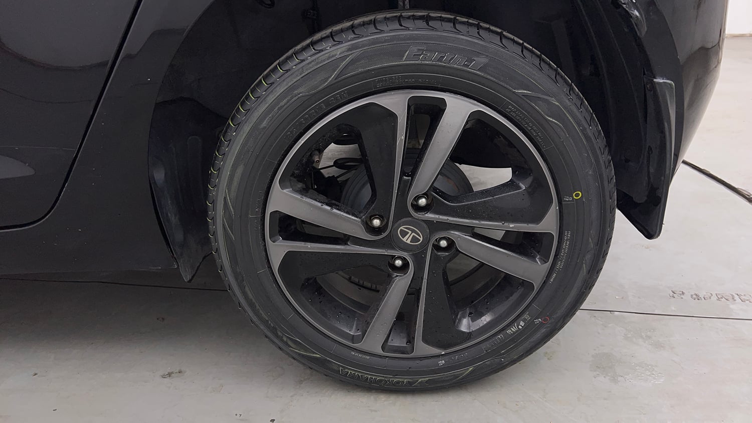 Used 2022 Tata Altroz XZ Plus Petrol Dark Edition Petrol Manual tyres LEFT REAR TYRE RIM VIEW