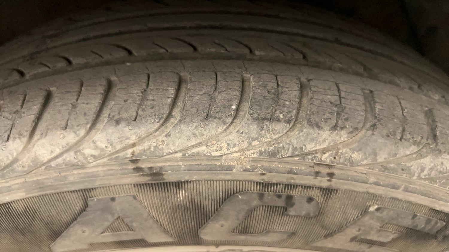 Used 2013 Hyundai i20 Magna 1.2 Petrol Manual tyres RIGHT FRONT TYRE TREAD VIEW