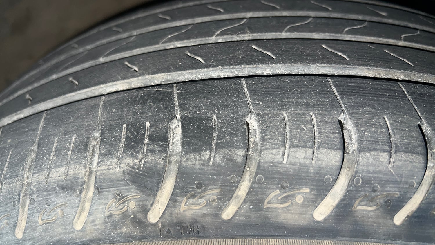 Used 2022 Kia Carens Luxury 1.4 Petrol 7 STR Petrol Manual tyres RIGHT FRONT TYRE TREAD VIEW