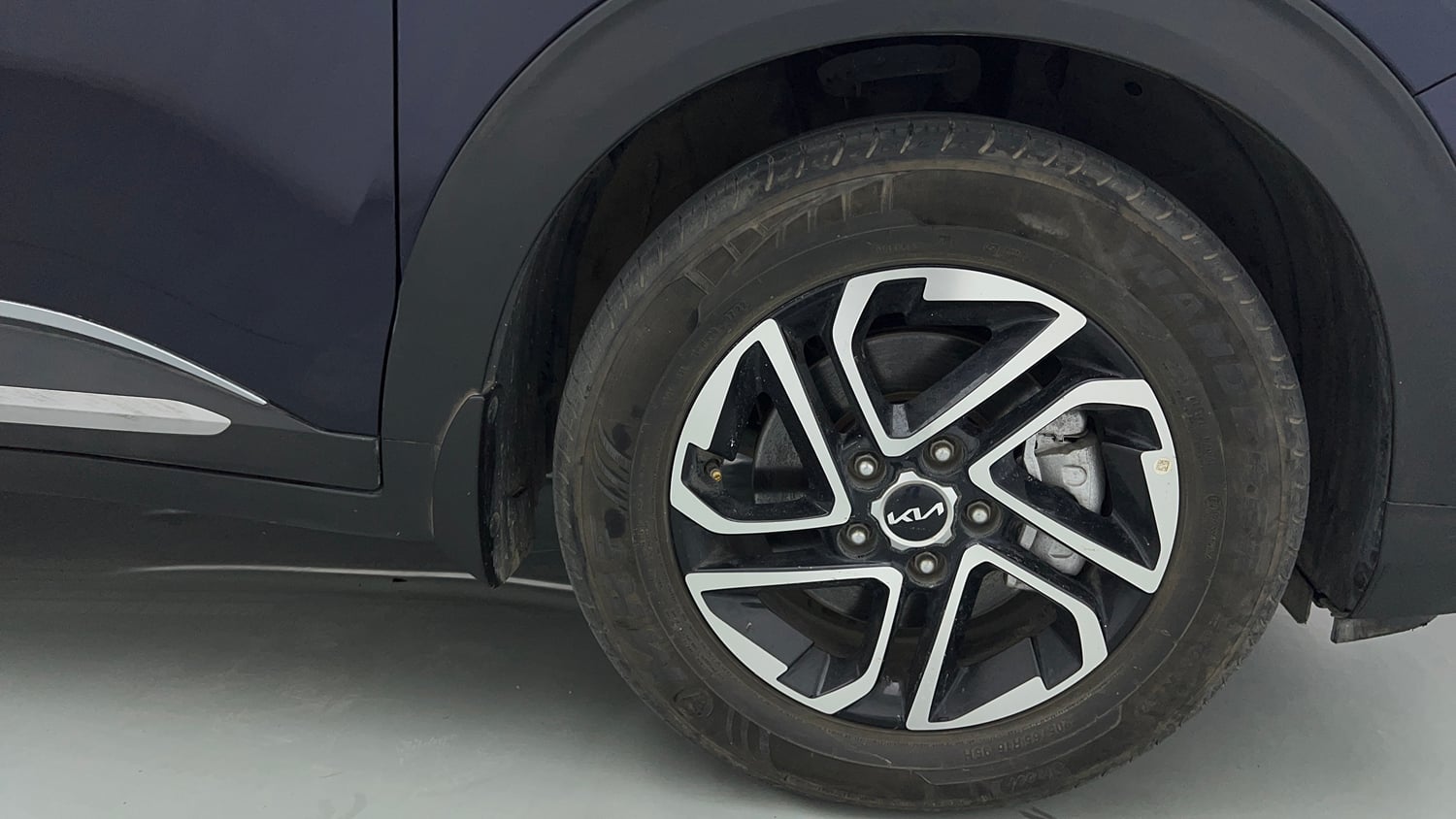 Used 2022 Kia Carens Luxury 1.4 Petrol 7 STR Petrol Manual tyres RIGHT FRONT TYRE RIM VIEW