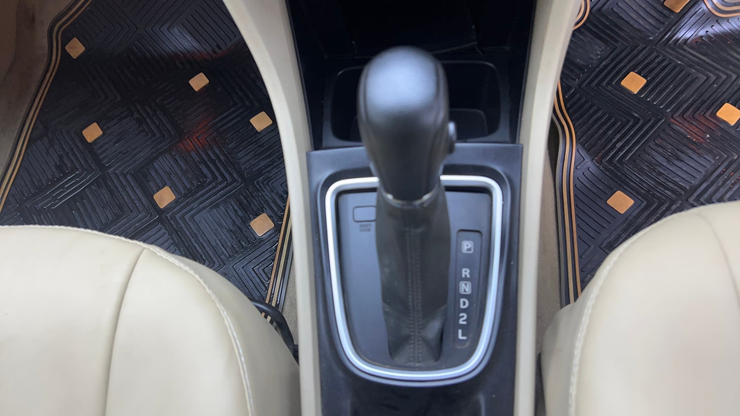Used 2017 Maruti Suzuki Ciaz Zeta 1.4 AT Petrol Automatic interior GEAR  KNOB VIEW