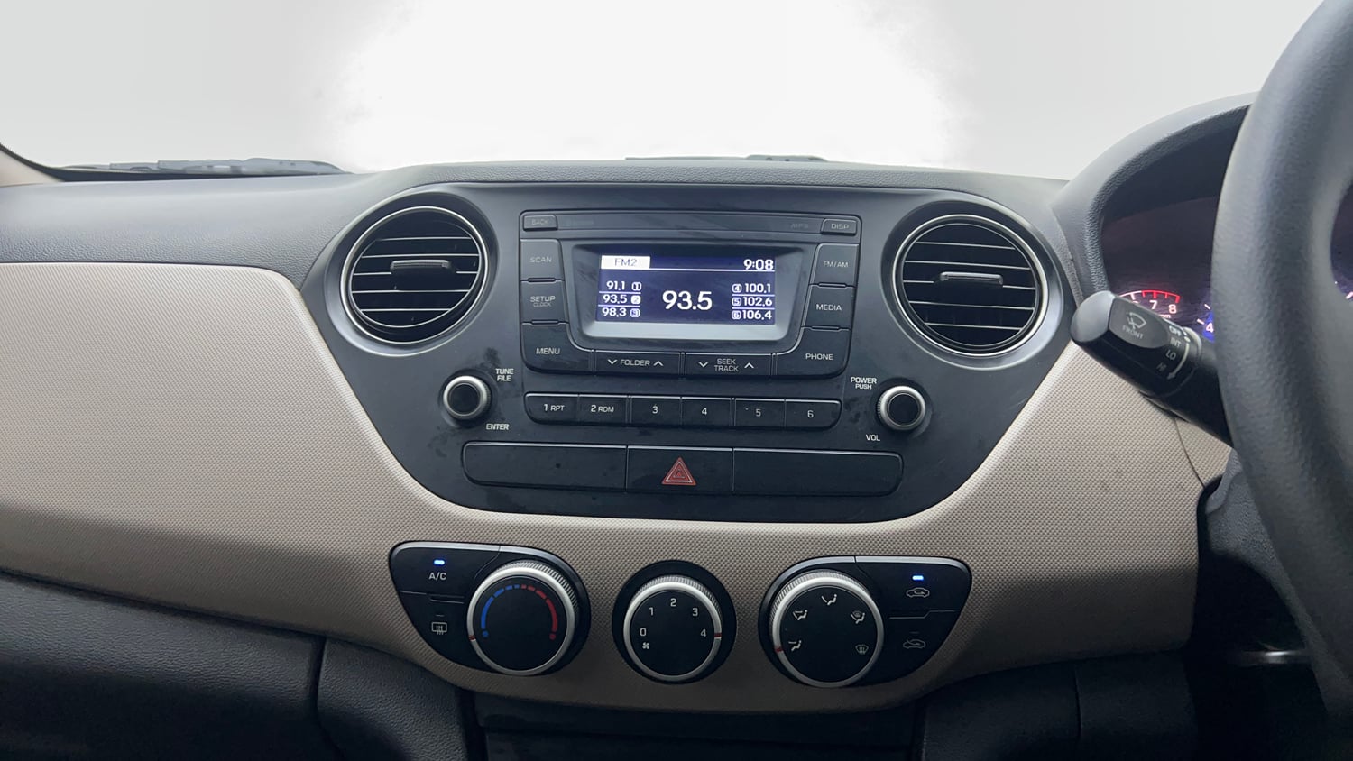 Used 2016 Hyundai Xcent S 1.2 Petrol Manual top_features Integrated (in-dash) music system