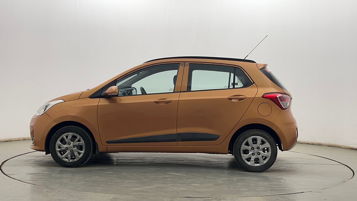 Used 2017 Hyundai Grand i10 Sportz (O) 1.2 Kappa VTVT Petrol Manual exterior LEFT SIDE VIEW