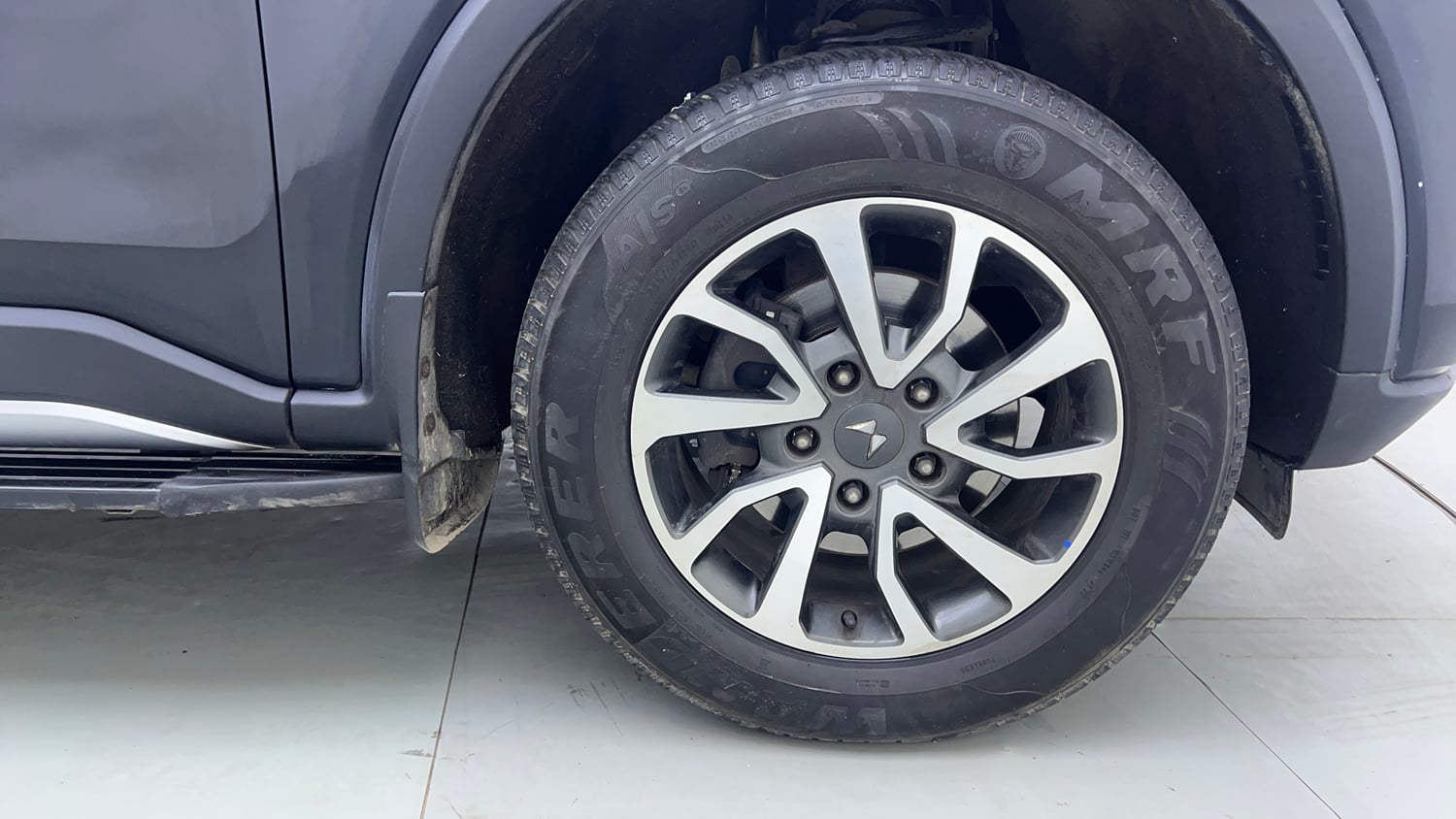Used 2022 Mahindra Scorpio N Z8 L Petrol AT 7 STR Petrol Automatic tyres RIGHT FRONT TYRE RIM VIEW